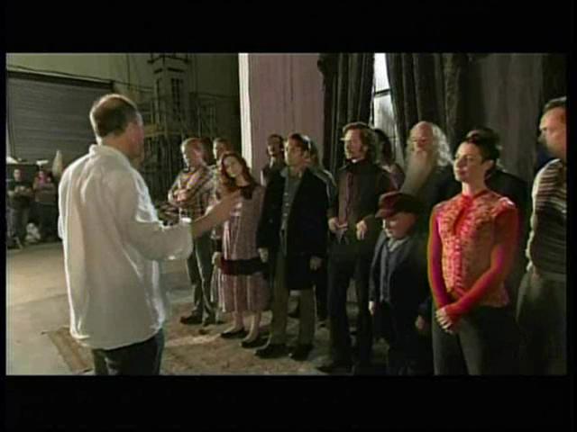 El director amb els antics membres de l'Orde del Fnix
Collocant-los apunt per la fotografia que en Sirius ensenya a en Harry
