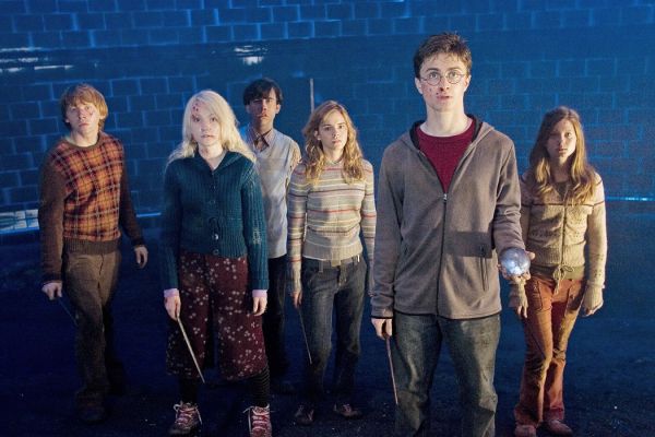 Ron, Luna, Neville, Hermione, Harry i Ginny
En Harry amb la profecia a la m i tots una mica esgarrinxats.
