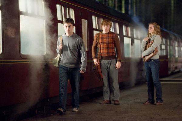 Harry, Ron i Hermione al costat del Hogwarts Express
