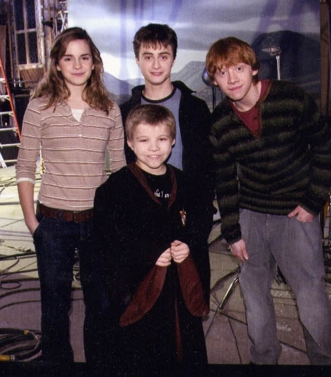 Emma, Dan i Rupert amb un nen en el rodatge
Com podeu veure, el Harry porta el mateix jersei que al prs d'Azkab. I aquest nen...sabeu qui es? Alomillor surt a la pel.licula
